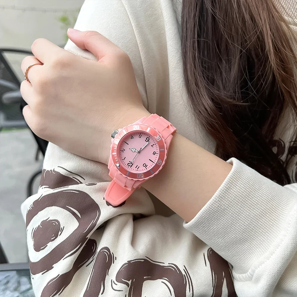 FREE SHIPPING/ Fashion Casual Watches Silicone Lady Quartz Watch Student Female Classic Vintage Clock